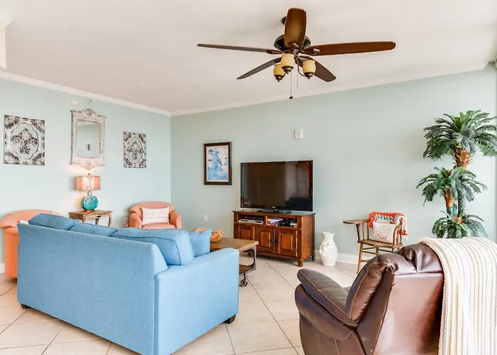 Holiday home Beachfront W/ Community Pool! *