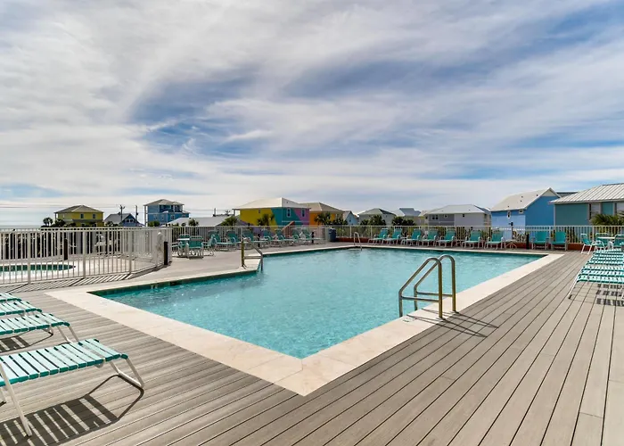 Holiday home Beachfront W/ Community Pool!