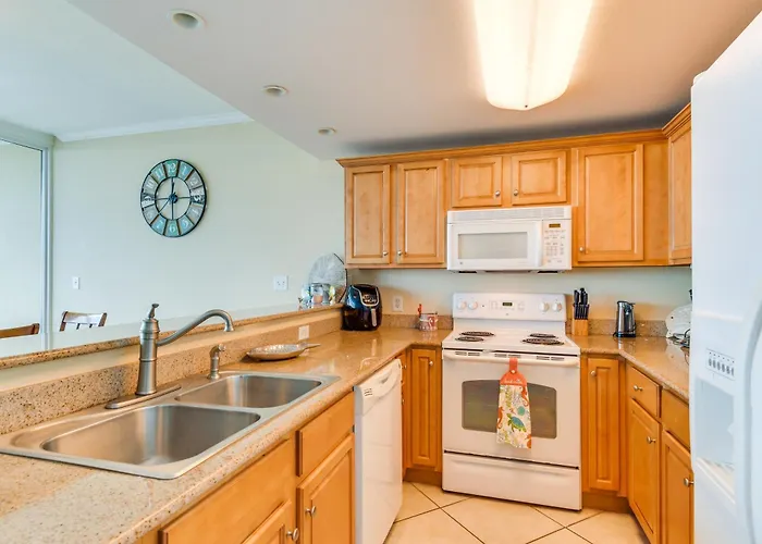 Beachfront W/ Community Pool!