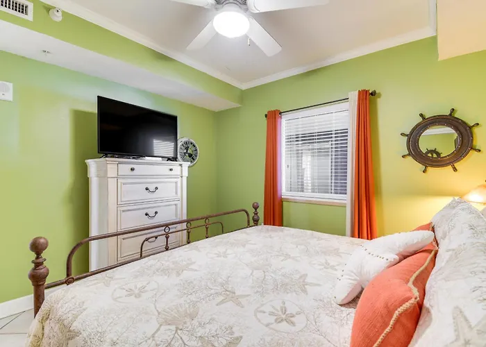 Beachfront W/ Community Pool! *