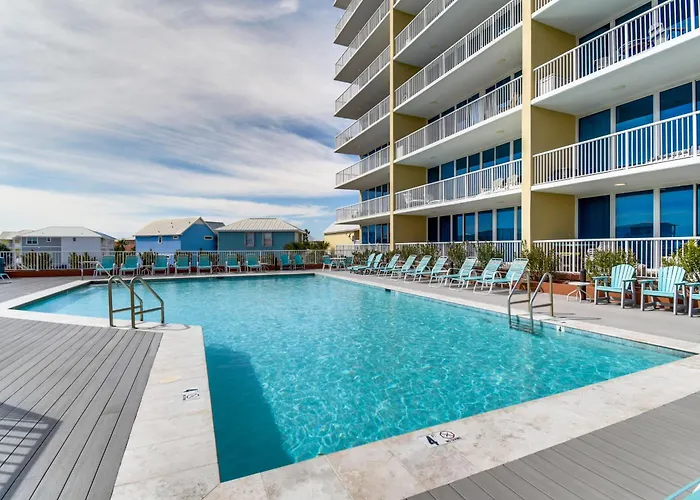 Beachfront W/ Community Pool! Holiday home