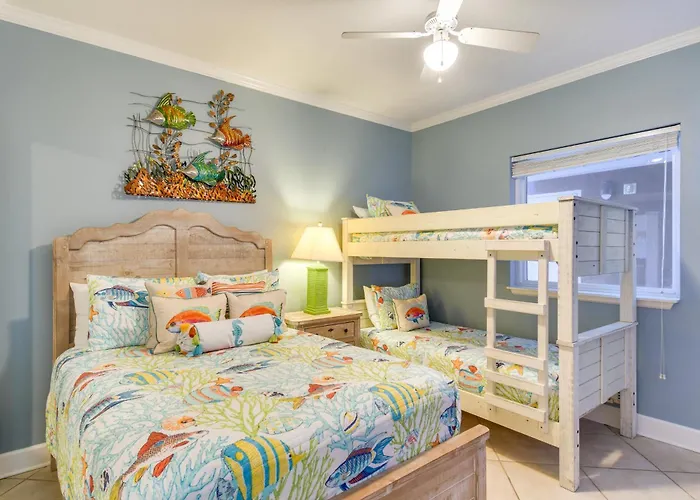 Holiday home Beachfront W/ Community Pool! *