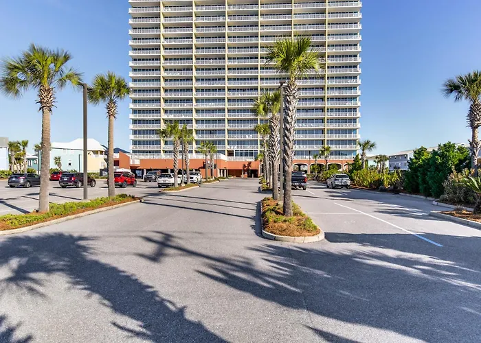 Beachfront W/ Community Pool! Holiday home